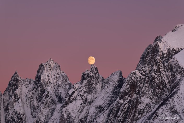 Moonset at Tungeneset