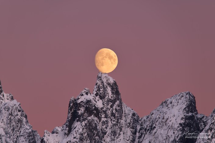 Moonset at Tungeneset