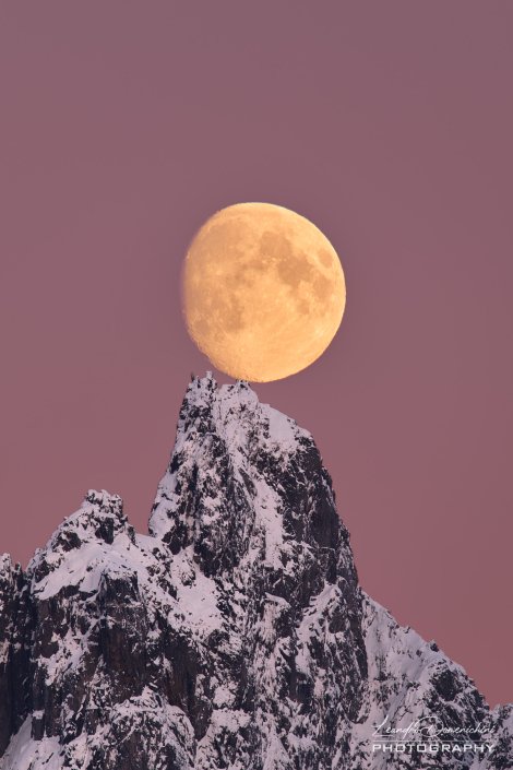 Moonset in Tungeneset